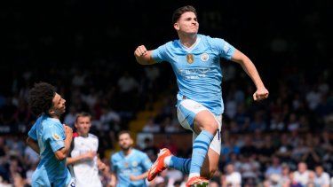 El argentino del Manchester City Julian Álvarez celebra tras anotar el cuarto gol de su equipo en la victoria ante Fulham en la Liga Premier el sábado 11 de mayo del 2024.&nbsp;