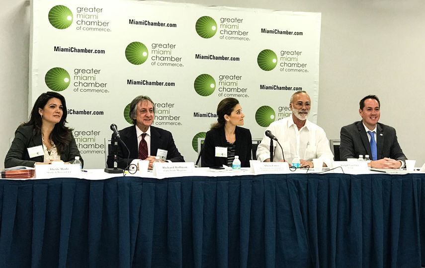 Panelistas en pleno debate sobre la oportunidad de negocios en Cuba.