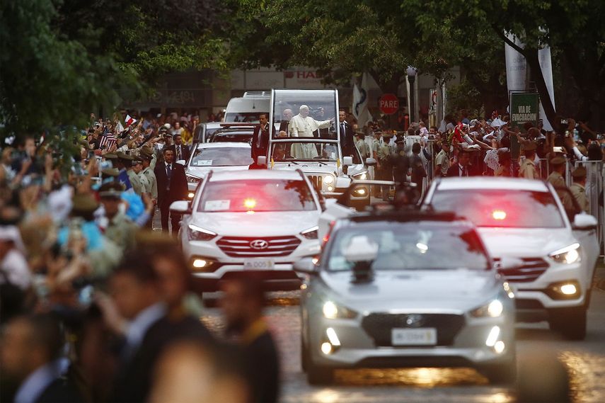 El&nbsp;papa&nbsp;Francisco saluda desde el papamóvil este lunes 15 de enero de 2018, por las calles de Santiago de Chile, país donde realiza una visita de tres días para luego viajar a Perú.&nbsp;