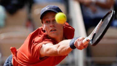 Jannik Sinner devuelve ante Grigor Dimitrov en los cuartos de final en el Abierto de Francia, el martes 4 de junio del 2024.&nbsp;