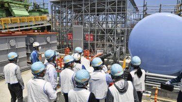Empleados de Tokyo Electric Power Company Holdings muestran a reporteros el equipo necesario para la liberación al mar de aguas residuales radiactivas tratadas de la destruida planta nuclear de Fukushima Daiichi, el lunes 26 de junio de 2023, en Fukushima, Japón.&nbsp;