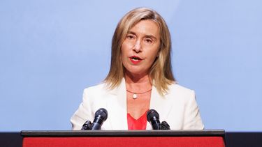 La directora del Colegio de Europa de Brujas, Federica Mogherini, interviene durante el acto de clausura del Curso académico 2024/2025 del Colegio de Europa, en el Teatro Municipal de Brujas, a 20 de junio de 2025, en Brujas (Bélgica).&nbsp; ARCHIVO