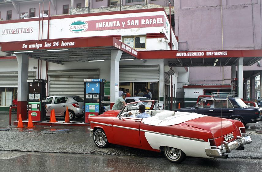 Un auto llega a una gasolinera en La Habana (Cuba).