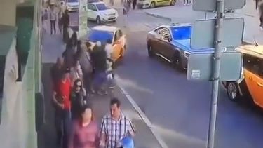Captura de video de una cámara de vigilancia que muestra el momento cuando el taxi avanza hacia los peatones en el centro de Moscú.