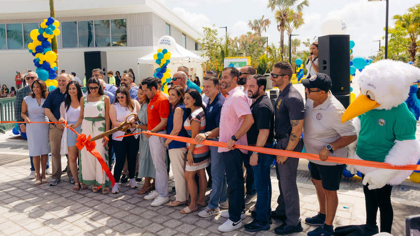 La alcaldesa de Doral, Christi Fraga, realiza el corte de cinta oficial en el Doral Central Park.&nbsp;
