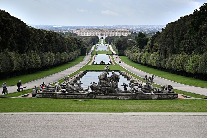 Esta foto aérea tomada el 12 de mayo de 2023 muestra una vista del Palacio Real de Caserta, la residencia de la dinastía Borbón en Caserta, cerca de Nápoles, el día en que recibió su tercera estrella de la Guía Verde Michelin, el premio más alto otorgado a un lugar turístico.