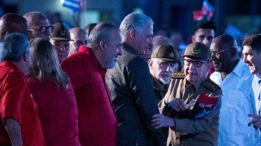 El exgobernante cubano Raúl Castro (tercero por la derecha), el dictador cubano Miguel Díaz-Canel (centro) y el primer ministro cubano Manuel Marrero Cruz (tercero por la izquierda) asisten a la celebración del 71º aniversario del asalto al Cuartel Moncada en la provincia de Sancti Spíritus, Cuba, el 26 de julio de 2024.&nbsp;