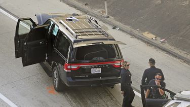 Polic&iacute;as de Los &Aacute;ngeles despu&eacute;s de la persecuci&oacute;n de una carroza f&uacute;nebre con un f&eacute;retro y cuerpo al interior en la autopista 110 en el sur de Los &Aacute;ngeles, el jueves 27 de febrero de 2020.&nbsp;