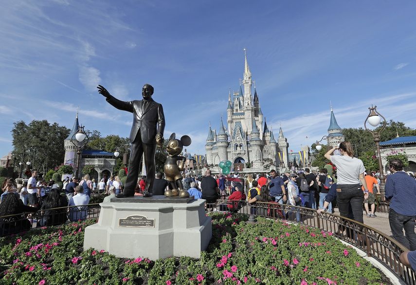 Fotografía del 9 de enero de 2019 que muestra la estatua de Walt Disney y Mickey Mouse frente al castillo de Cenicienta en Magic Kingdom, en Walt Disney World en Lake Buena Vista, Florida. 