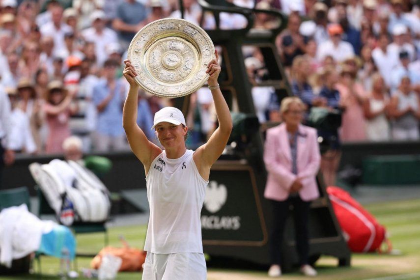 La polaca Iga Swiatek celebra con el trofeo de ganadora, el Venus Rosewater Dish, después de ganar contra la jugadora estadounidense Amanda Anisimova en el All England Lawn Tennis and Croquet Club en Wimbledon, suroeste de Londres, el 12 de julio de 2025.&nbsp;