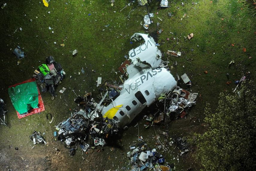 Esta fotografía del sábado 10 de agosto de 2024 muestra restos de un avión que se estrelló con 62 personas a bordo, en Vinhedo, estado de Sao Paulo, Brasil.