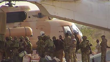 Mercenarios rusos abordando un helicóptero en el norte de Malí.