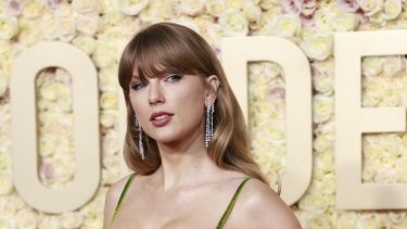 La cantautora estadounidense Taylor Swift llega a la 81ª edición anual de los Globos de Oro en el hotel Beverly Hilton de Beverly Hills, California, el 7 de enero de 2024.&nbsp;