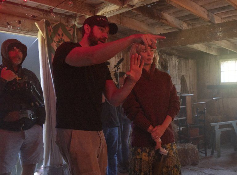 En esta imagen difundida por Paramount Pictures, el director John Krasinski y la actriz Emily Blunt en el set de "A Quiet Place Part II". 