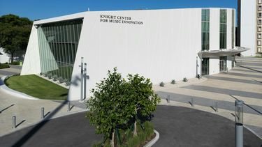 La Frost School of Music de la Universidad de Miami honró con Medallas del Centenario a más de 21 exalumnos de la escuela en la inauguración del Centro Knight para la Innovación Musical.