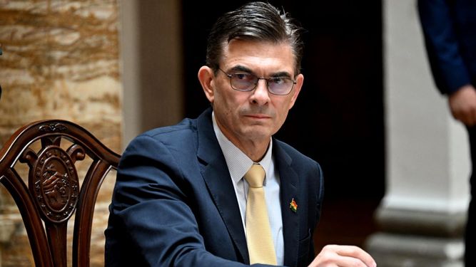 El presidente de Bolivia, Rodrigo Paz, firma un documento durante la ceremonia de investidura de su gabinete en el Palacio Quemado de La Paz, el 9 de noviembre de 2025. Rodrigo Paz, un conservador proempresarial, asumió la presidencia de Bolivia el sábado, poniendo fin a casi 20 años de gobierno socialista y heredando una grave crisis económica.