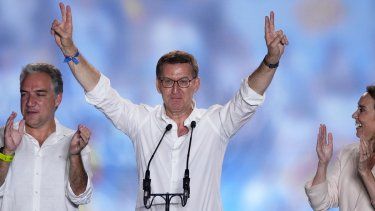 Alberto Núñez Feijóo, líder del Partido Popular, saluda a los simpatizantes congregados en el exterior de la sede de la formación conservadora, a primera hora del 24 julio de 2023, en Madrid.&nbsp;