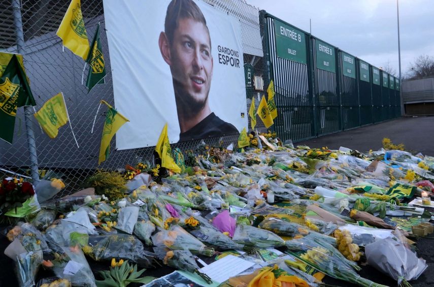 Aficionados del equipo FC Nantes rinden tributo al jugador argentino Emiliano Sala, desaparecido el 21 de enero último cuando viajaba en un avión privado sobre el Canal de la Mancha.