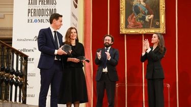 La reina Letizia entrega los Premios Internacionales de Periodismo de El Mundo a Emma Tucker y Laurent Richard.