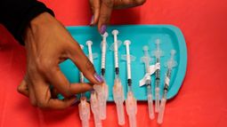 Una asistente médica prepara dosis de la vacuna de Pfizer contra el COVID-19 en un centro de vacunación en la Universidad de Nevada, Las Vegas, el 22 de enero de 2021.&nbsp;