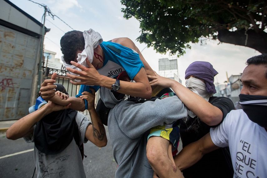 Vista de un hombre herido durante una manifestación este lunes 10 de abril de 2017, en Caracas, Venezuela.
