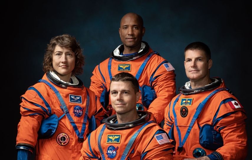 Tripulantes de Artemis II. Arriba Victor Glover, Izquierda Christina Koch, Abajo Reid Wiseman y a la derecha Jeremy Hansen.
