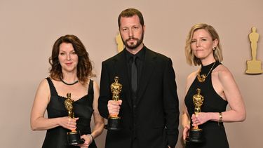 El cineasta ucraniano Mstyslav Chernov (centro), Raney Aronson-Rath y Michelle Mizner (derecha) posan en la sala de prensa con el Óscar al Mejor documental por 20 días en Mariupol durante la 96ª edición de los Premios de la Academia en el Dolby Theatre de Hollywood, California, el 10 de marzo de 2024. Este es el 1er Óscar que gana Ucrania.