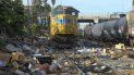 Cajas y paquetes rotos pueden verse en una sección de las vías del tren de Union Pacific, el viernes 14 de enero de 2022, en el centro de Los Ángeles. Ladrones han estado asaltando los contenedores de carga en la ciudad desde hace meses. queados 