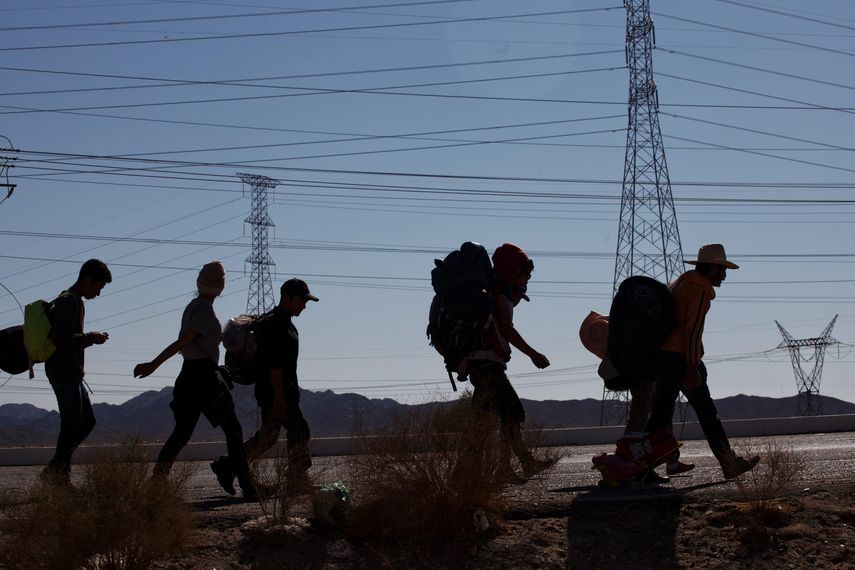 Migrantes centroamericanos a su paso por la ciudad de Mexicali, al norte de México, con rumbo a Tijuana.&nbsp;