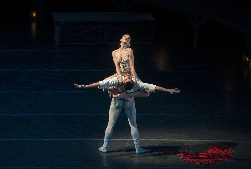 José Manuel Ghiso, primer bailarín y la prima ballerina estrella Natalia Berrios Fuentes interpretan Carmen