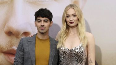 El cantante Joe Jonas y la actriz Sophie Turner asisten al estreno mundial de Chasing Happiness en Los Ángeles el 23 de junio de 2019.&nbsp; 