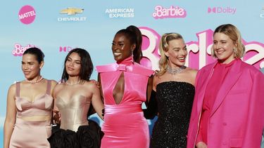 Las actrices America Ferrera, Ariana Greenblatt, Issa Rae, Margot Robbie y la directora Greta Gerwig llegan para el estreno mundial de Barbie en el Shrine Auditorium de Los Ángeles, el 9 de julio de 2023. Estudio de la USC establece que la paridad en el cine está estancada. &nbsp;