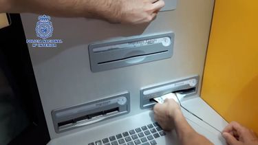 El m&eacute;todo&nbsp;Teller Hooking consiste en sacar el dinero con un gancho de alambre del cajero autom&aacute;tico y darle la orden de retroceder la transacci&oacute;n.&nbsp;