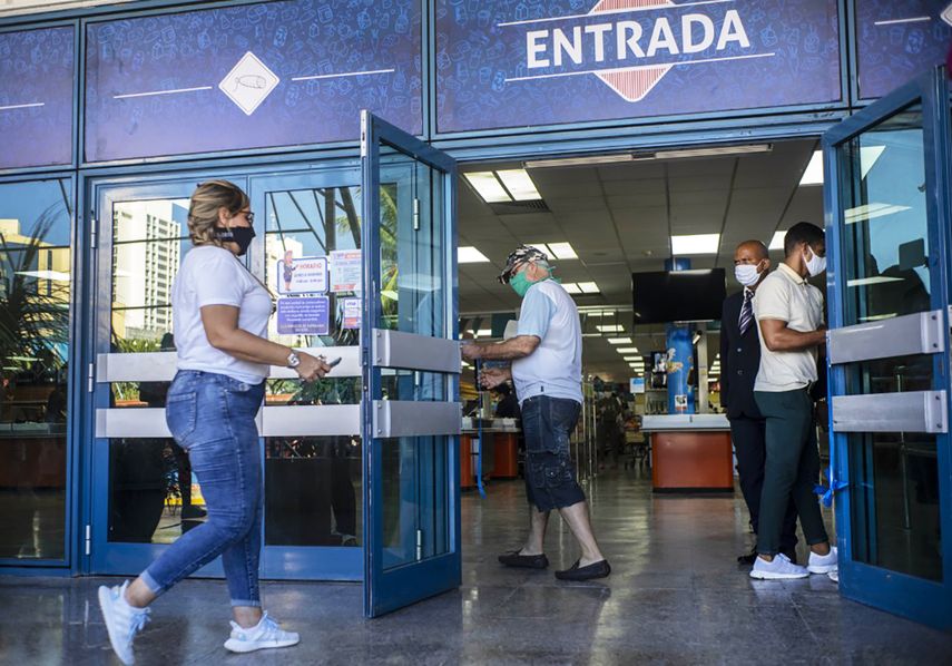 Entrada a un tienda por departamentos administrada por el Estado cubano, donde las compras son pagadas con d&oacute;lares.