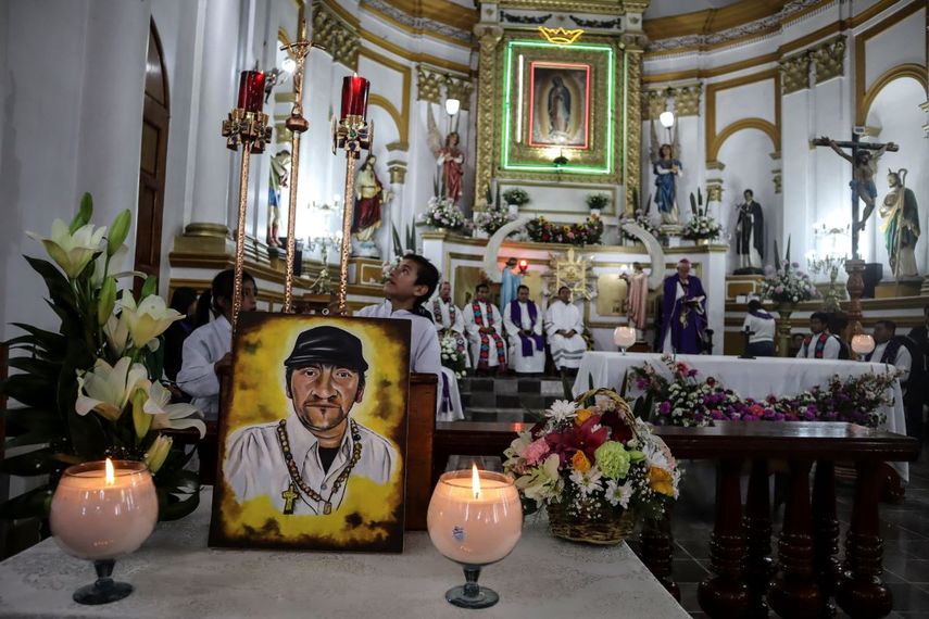 Se muestra una imagen del sacerdote católico Marcelo Pérez durante su velorio después de que lo mataran a tiros en San Cristóbal de Las Casas, estado de Chiapas, México, el 20 de octubre de 2024.