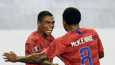 Con un doblete de Christian Pulisic&nbsp;y tras una larga interrupción por una tormenta eléctrica, Estados Unidos doblegó el miércoles 3-1 a Jamaica