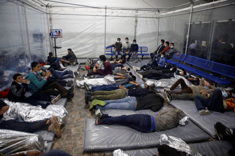 En esta fotografía se ve a menores de edad en el centro de detenciones del Departamento de Seguridad Nacional de Estados Unidos en Donna, Texas, el martes, 30 de marzo del 2021. 