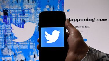 El logo de Twiter en la pantalla de un teléfono.