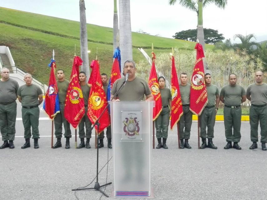La milicia está integrada por quienes sin ejercer la profesión militar manifiesten voluntariamente el deseo de ingresar en el cuerpo militar para cumplir funciones a la seguridad y defensa integral de la nación.