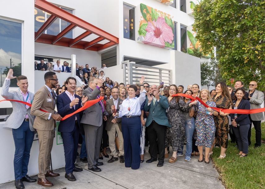 El evento concluyó con un corte de cinta en las escalinatas del nuevo centro de salud, simbolizando un nuevo capítulo de atención y conexión para Little Havana
