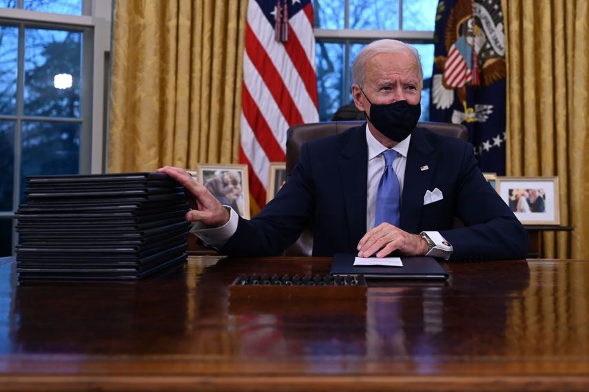 El presidente de Estados Unidos, Joe Biden, se prepara para firmar una serie de órdenes en la Oficina Oval de la Casa Blanca en Washington, DC, luego de prestar juramento en el Capitolio de Estados Unidos el 20 de enero de 2021.