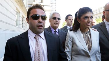 Las estrellas de “The Real Housewives of New Jersey” Giuseppe Joe Giudice, izquierda, y su esposa Teresa Giudice salen de la corte Martin Luther King Jr. tras una audiencia en Newark, Nueva Jersey. (Foto AP/Julio Cortez, archivo)
