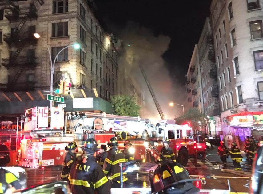 Bomberos de 40 unidades de Nueva York combaten las llamas en el incendio desatado en un edificio de apartamentos en Manhattan.