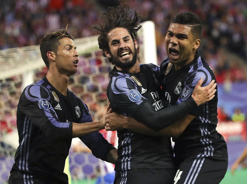 El centrocampista del&nbsp;Real&nbsp;Madrid&nbsp;Isco Alarcón (centro) celebra su gol con Cristiano Ronaldo (izquierda) y con Casemiro.&nbsp;