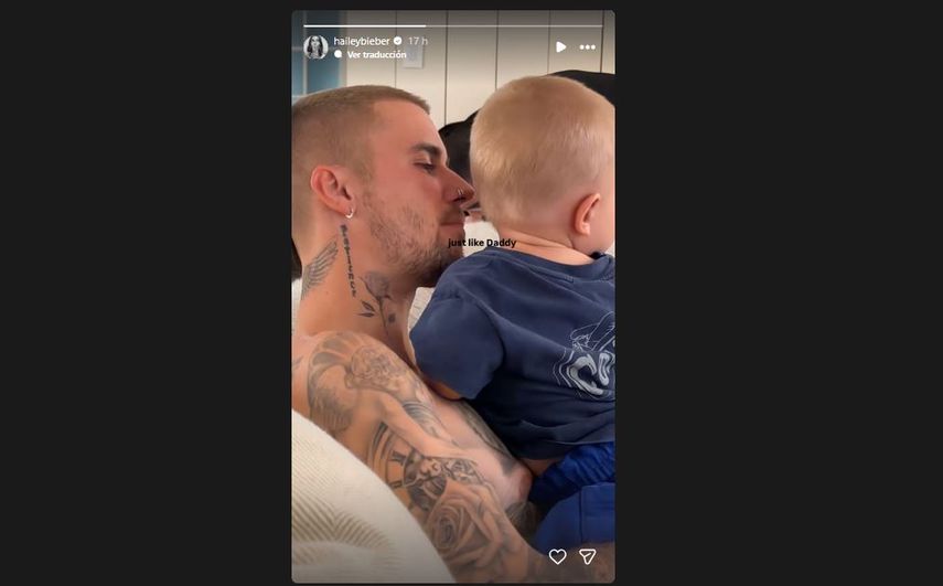 Justin Bieber sostiene a su hijo Jack Blues. 