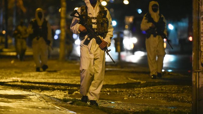 Los soldados colombianos patrullan las calles en el barrio de Usme, en el sur de Bogot&aacute;, el 15 de julio de 2020. Bogot&aacute; el 13 de julio impuso un estricto cierre zonal, que afecta a 2,5 millones de personas, para restringir el movimiento durante las pr&oacute;ximas dos semanas para contener nuevos brotes de COVID-19.