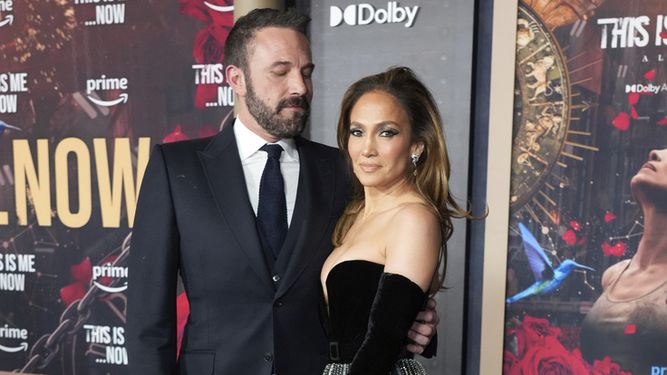 Jennifer Lopez y Ben Affleck llegan al estreno de This Is Me... Now: A Love Story el martes 13 de febrero de 2024, en el Teatro Dolby en Los Ángeles.