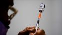 En una clínica de vacunación en el Centro de Bienestar Keystone First en Chester, Pensilvania, la enfermera prepara una jeringa con la vacuna COVID-19 de Pfizer.