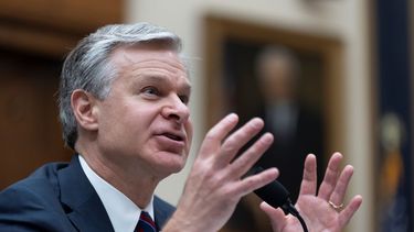 Christopher Wray, director del Buró Federal de Investigaciones (FBI), habla a legisladores en el Congreso en Washington.