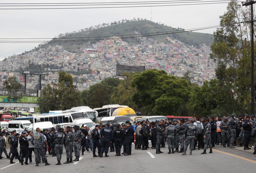 Policías uniformados bloquean la autopista que va de la Ciudad de México a Pachuca, el miércoles 3 de julio de 2019.&nbsp;